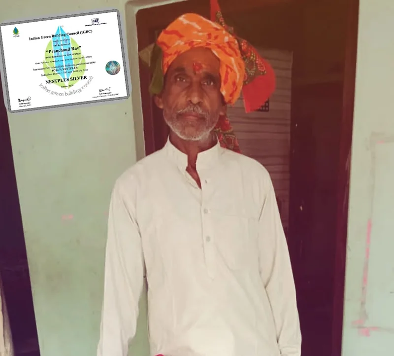 आरोन क्षेत्र के प्रधानमंत्री आवास के दरवाजे पर खड़ा व्यक्ति और प्रमाणन चिह्न